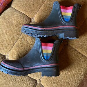 🌿 BODEN Chelsea Wellie Boot...a fun and colorful take on a classic rain boot